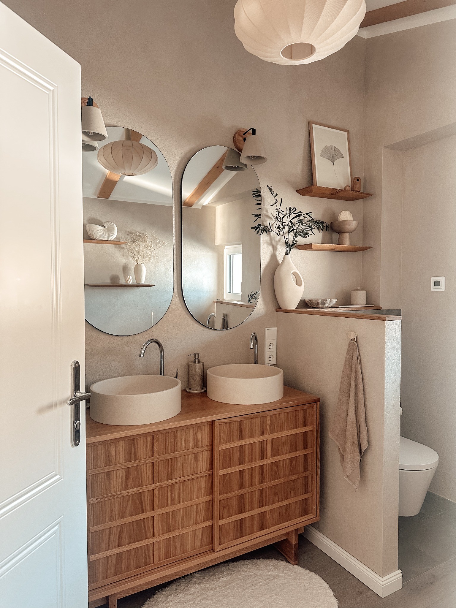 Badezimmer mit Doppelwaschbecken und Eichenkommode